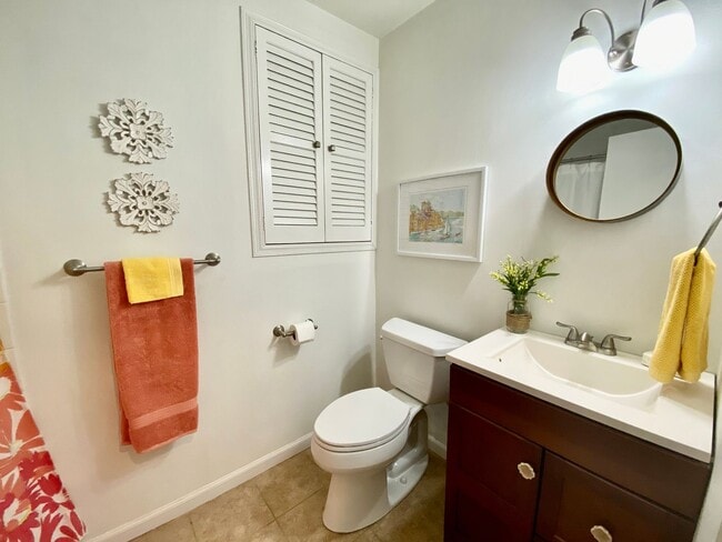Building Photo - Charming Ranch-Style Home With Garage Avai...
