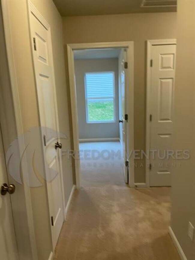 Building Photo - Modern 3-Bedroom Home with Spacious Backya...