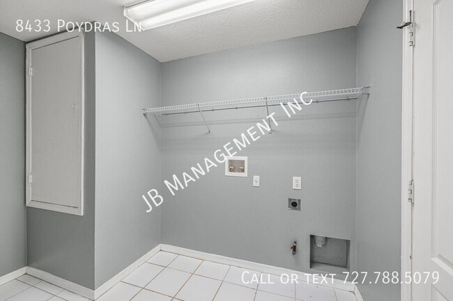 Building Photo - 8433 Poydras Ln