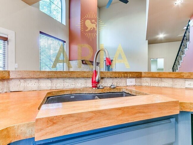 Building Photo - STUNNING 3 BED/2.5 BATH BROOKHAVEN DUPLEX!...