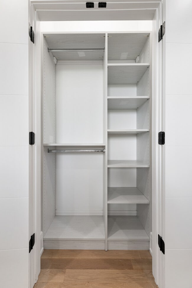 Building Photo - 7729 N Eastlake Terrace