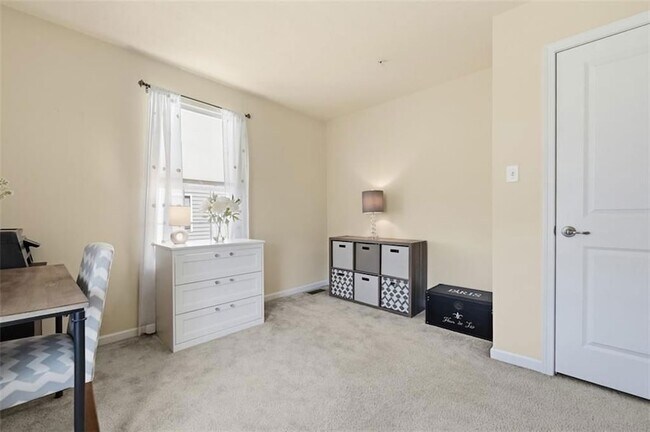 Building Photo - 601 Pointe View Dr