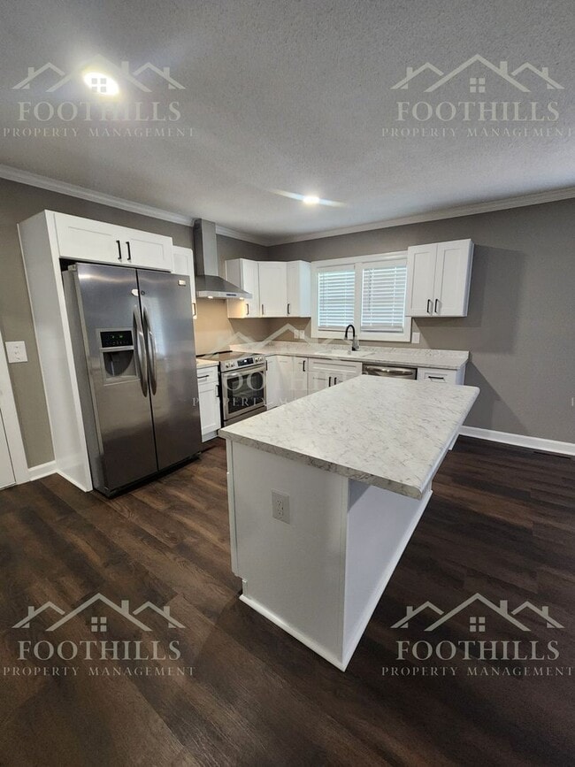 Building Photo - 3-Bedroom Home with Fresh Updates and Fenc...