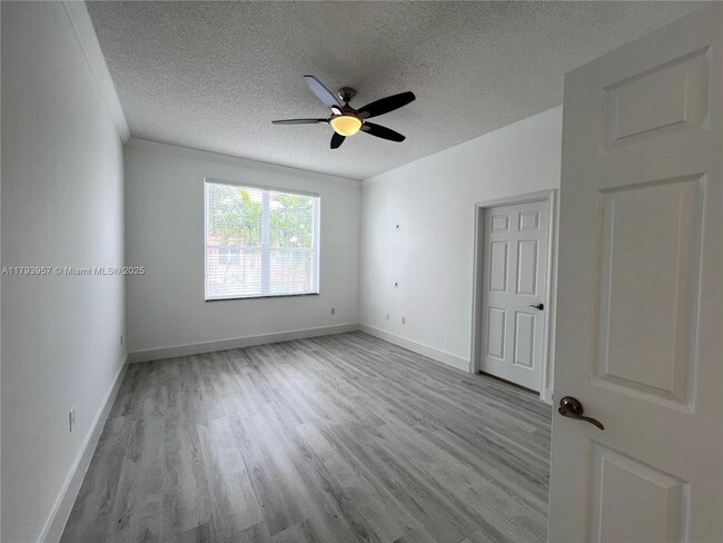 Building Photo - 725 NW 156th Ave
