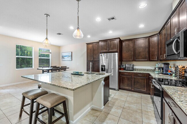 Building Photo - 16280 Oakview Dr