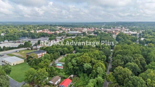 Building Photo - 2-Bedroom Home Walking Distance to Longwood University