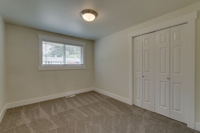 Building Photo - Amazing Updated Rambler in Kirkland with B...