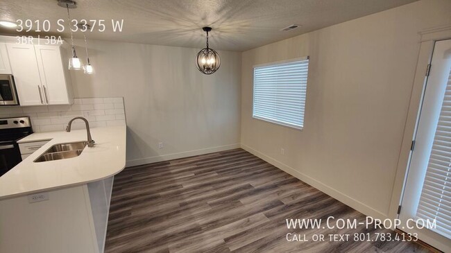 Building Photo - Modern 3 bed 2.5 bath TH for Rent in West ...