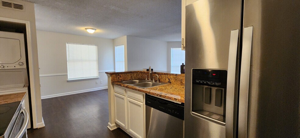 Building Photo - Room in Apartment on Cypress Pointe St