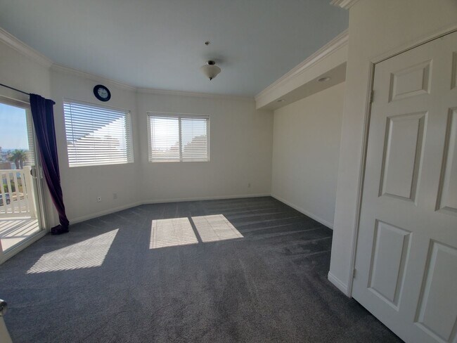 Building Photo - Gorgeous 3rd floor Corner Unit 3Bed/2Bath in Oceanside