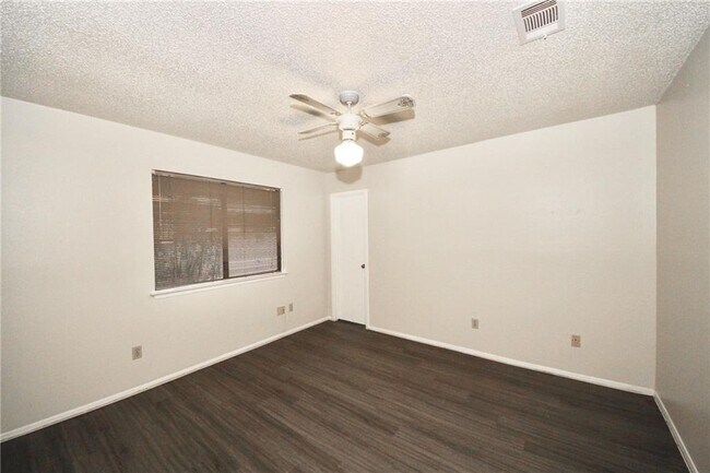 Building Photo - 6710 Hart Ln