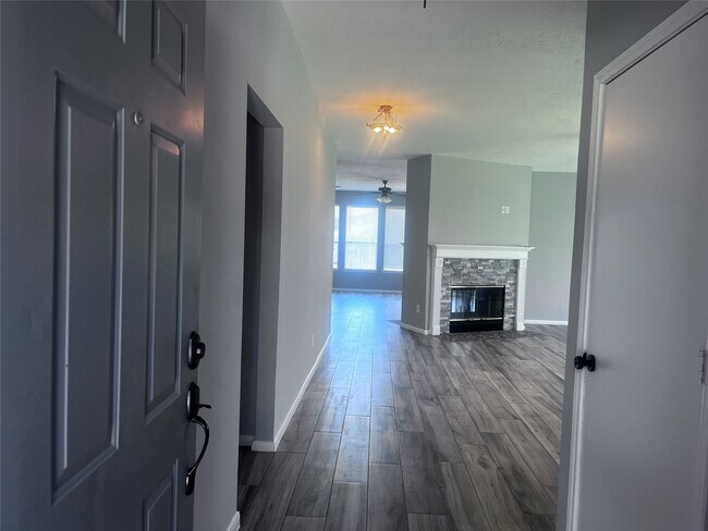 Building Photo - 1810 Village Ct Ln