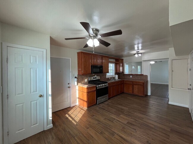 Building Photo - Well Maintained Two Bedroom One Bath!
