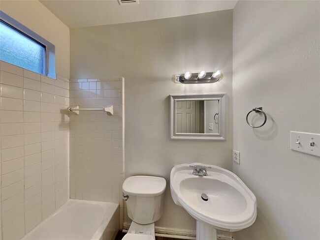 Building Photo - 21027 Deauville Dr