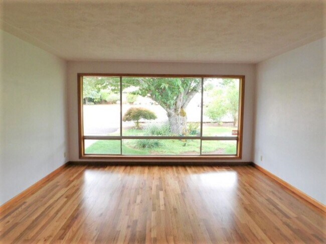 Building Photo - 3Bd/1.5Ba Single Story House - Available S...