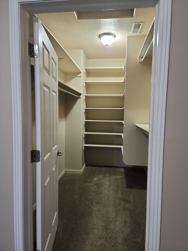 Building Photo - Cedar Crossings Townhome