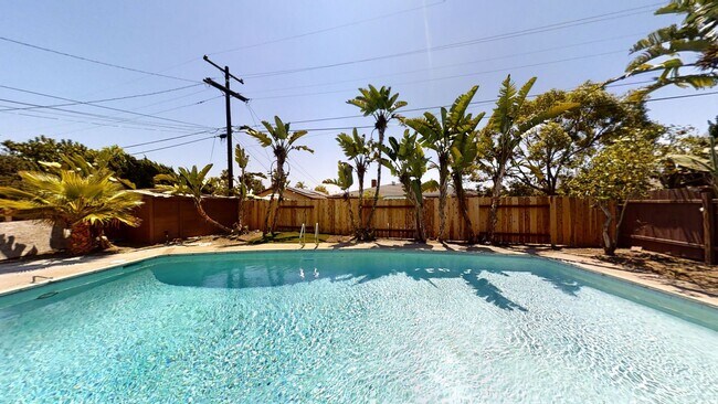 Building Photo - 4BD/2BA, POOL!!