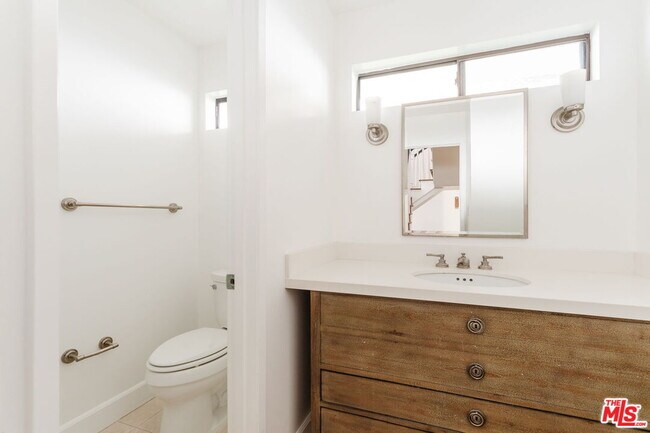 Building Photo - 1355 Bobolink Pl