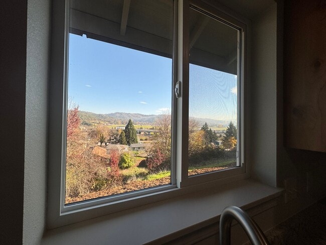 Building Photo - Newer 3 Bed 2 Bath Home In Roseburg