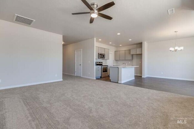 Building Photo - 4 Bed 2 Bath in Meridian with 3 Car Garage
