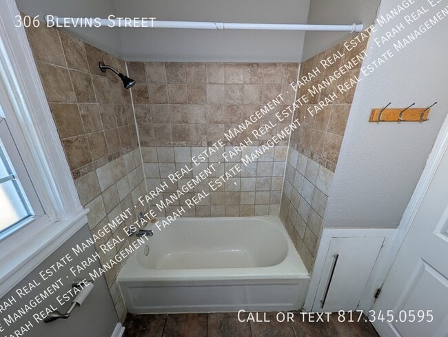 Building Photo - 306 Blevins St