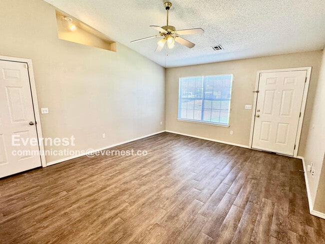 Building Photo - Lovely 3-Bedroom Home with Modern Amenitie...