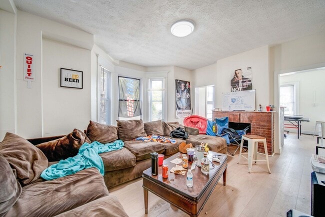 Building Photo - Massive Newly Renovated 11-Bedroom House o...