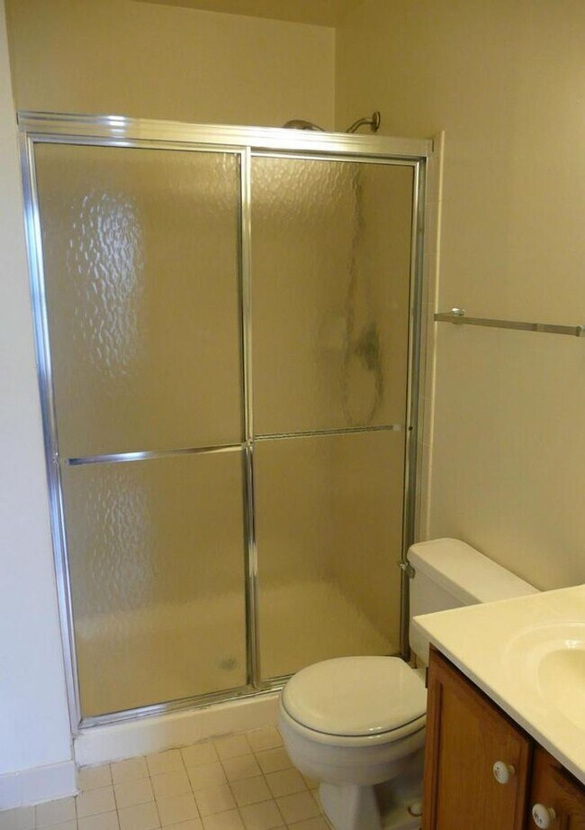 Building Photo - Very clean and well maintained 3BR 2 full ...