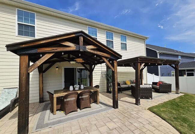 Building Photo - 3700 SF 4/4 Available Now!