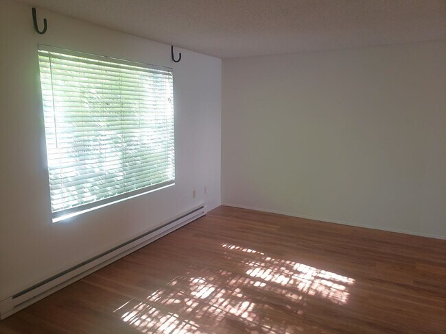 Building Photo - Spacious Townhouse with Two Car Garage!