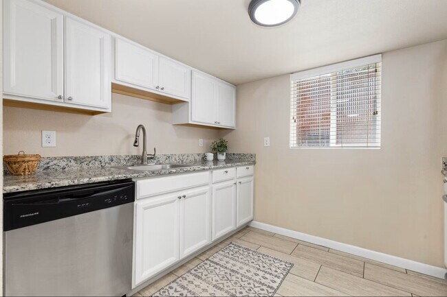 Building Photo - Spacious 1BR/1BA plus HUGE office/den!