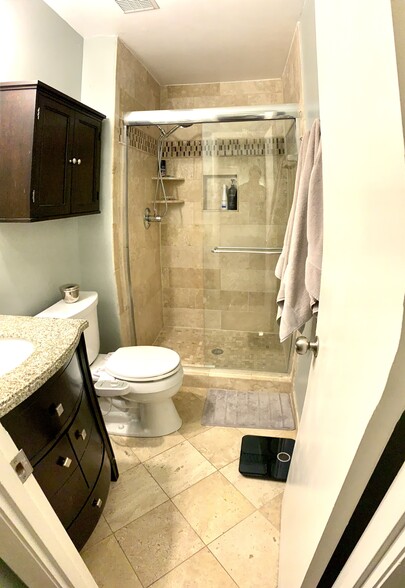Master Bath - 1725 S Hayes St