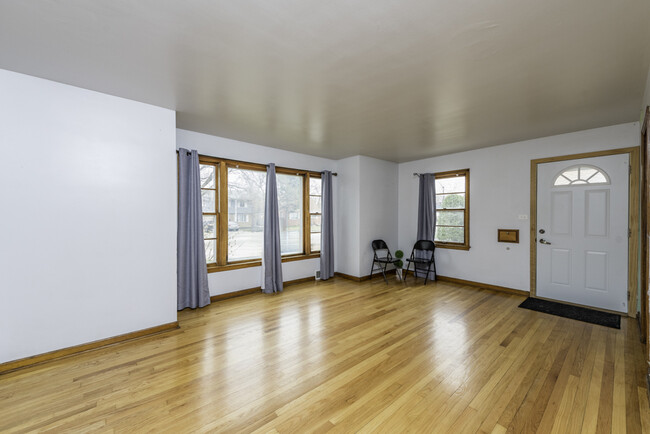 Building Photo - 342 N Lewis Ave