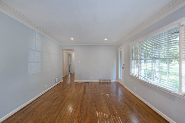 Building Photo - Available Now!| 3BR/2BA Midtown Brick Ranch | Lawn Care, Pest Control & W/D Included | Clubview /...