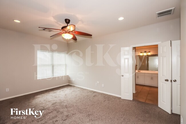 Building Photo - 5631 Cinnamon Lake Dr