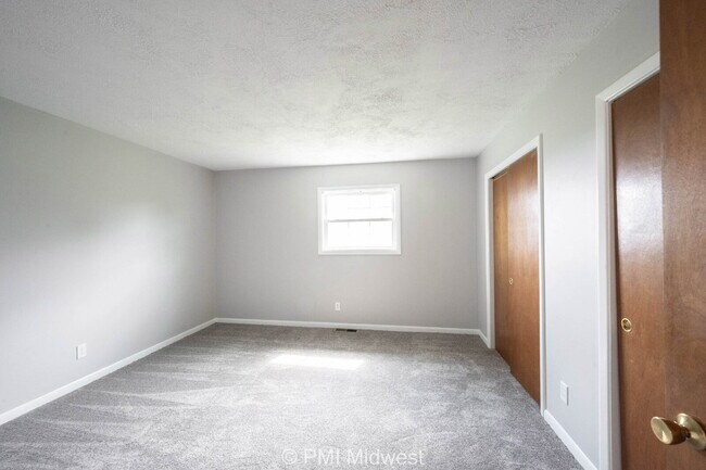 Building Photo - "Charming 2-Bed Townhouse Retreat on Progr...