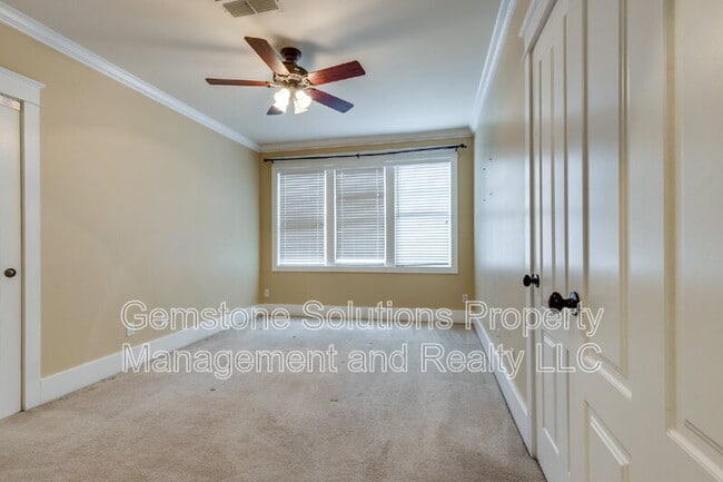 Building Photo - 210 38th Ave N