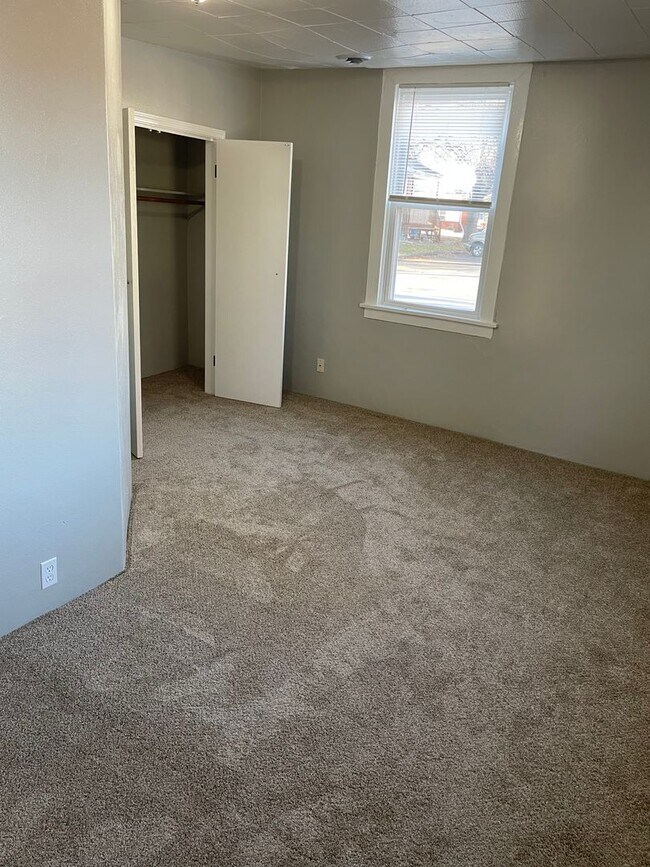 Building Photo - 2 Bed 1 Bath with Garage