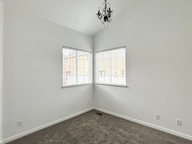 Building Photo - Beautiful Draper Townhome at Bella Monte!