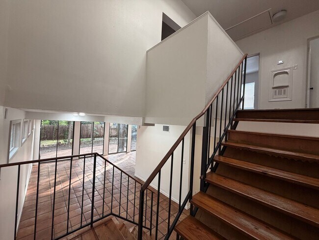 Building Photo - 802 Leonard St
