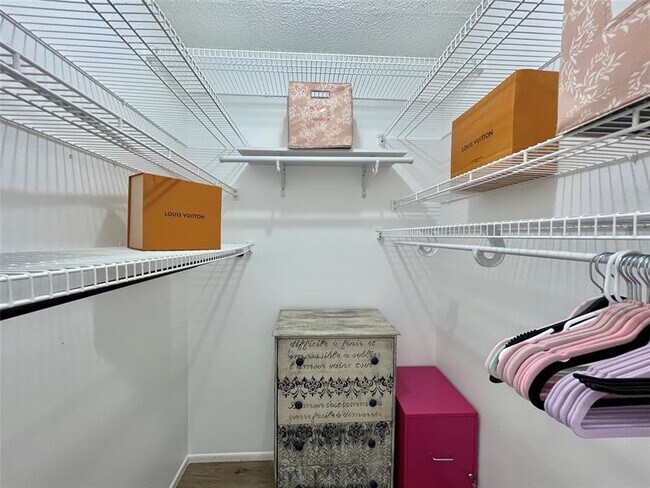 Building Photo - 400 N Riverside Dr