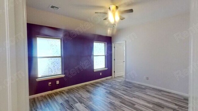 Building Photo - Great 3 bed 2 Bath on the West side.