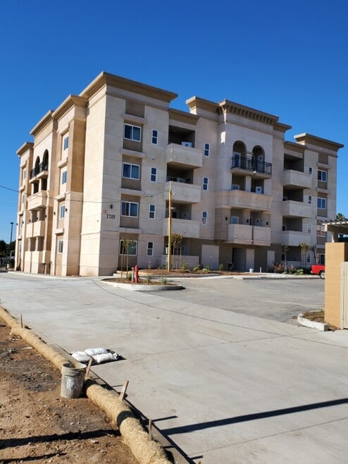 Building Photo - 2209 E 8th St