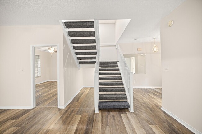 Building Photo - 1641 Parkside Cir