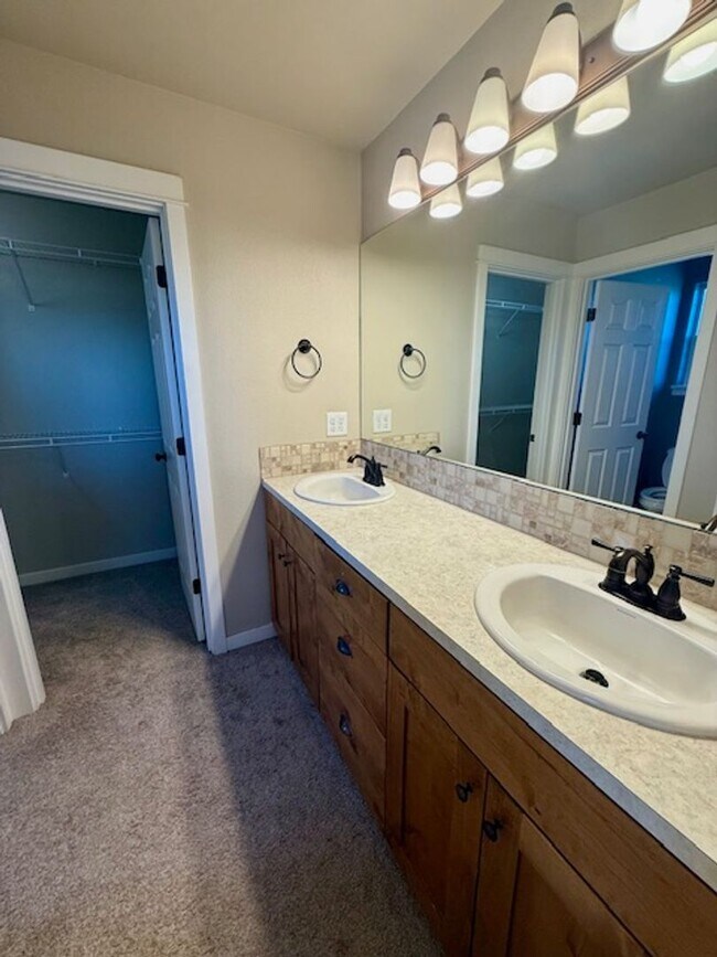 Building Photo - Spacious 3-Bedroom Home with Bonus Room in...