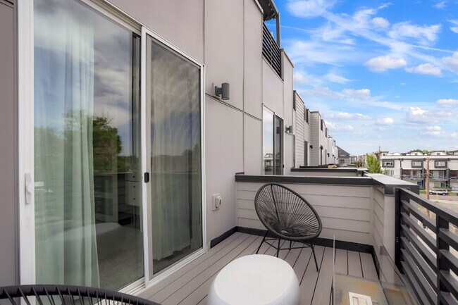Building Photo - Stylish Sloan’s Lake Townhome with Rooftop...