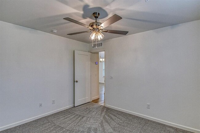 Building Photo - 2804 S Bowling Dr