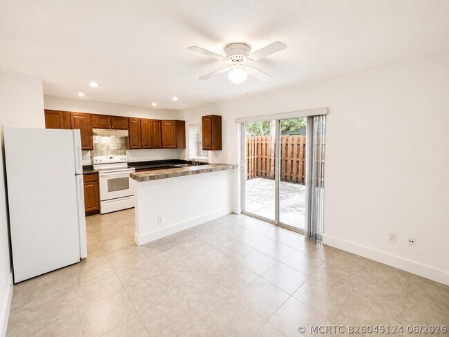 Building Photo - 5728-5728 Blueberry Ct