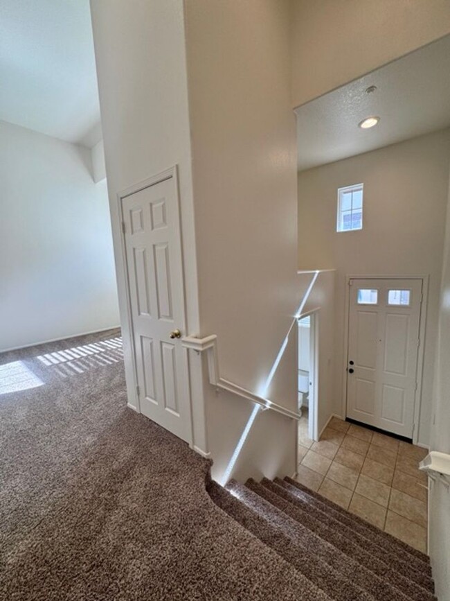 Building Photo - Spacious 3 Bedroom 2.5 Bathroom Condo in t...