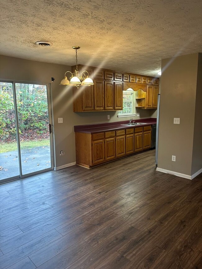 Building Photo - Three bedroom home in 30506!